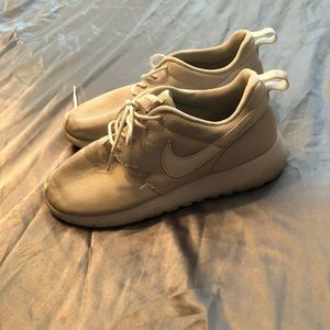Size 4.5y light gray nike roshe